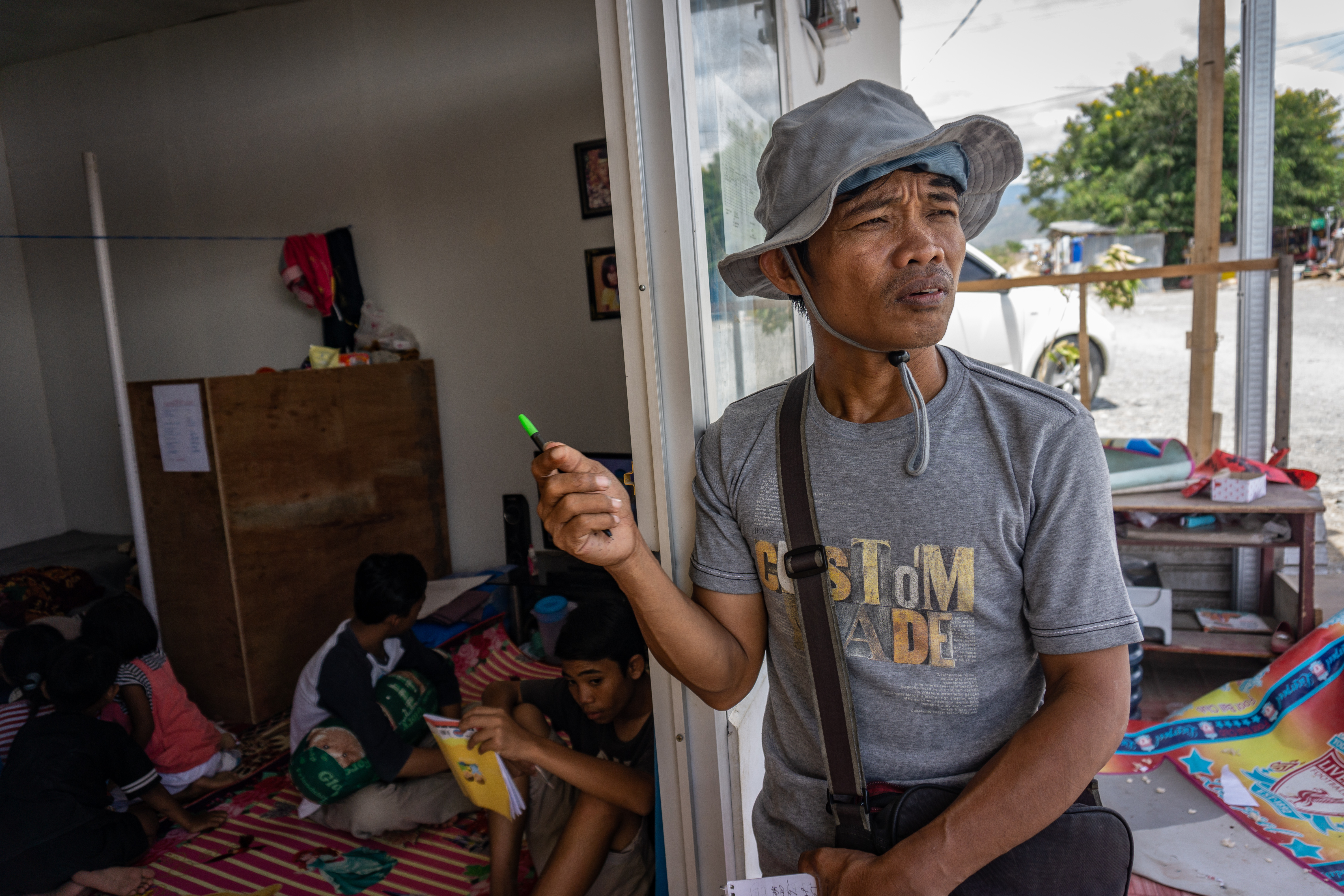 Yardin Hasan interviews residents of a temporary shelter in Palu for Kabar Sulteng Bangkit.