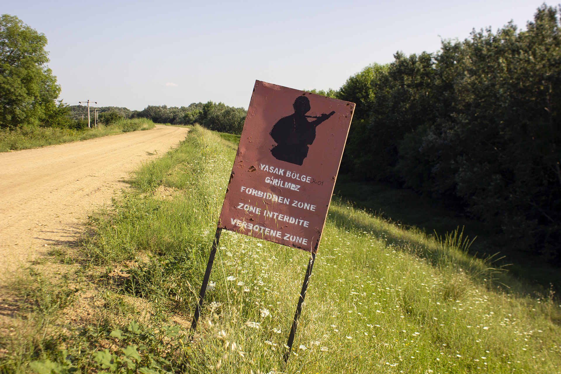 A sign on the side of the road that says forbidden zone