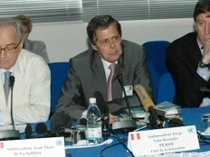 Head of the UN Security Council delegation to Cote d'Ivoire, Peruvian Ambassador Jorge Voto-Bernales, at a press conference in Abidjan on 19 June 2007.