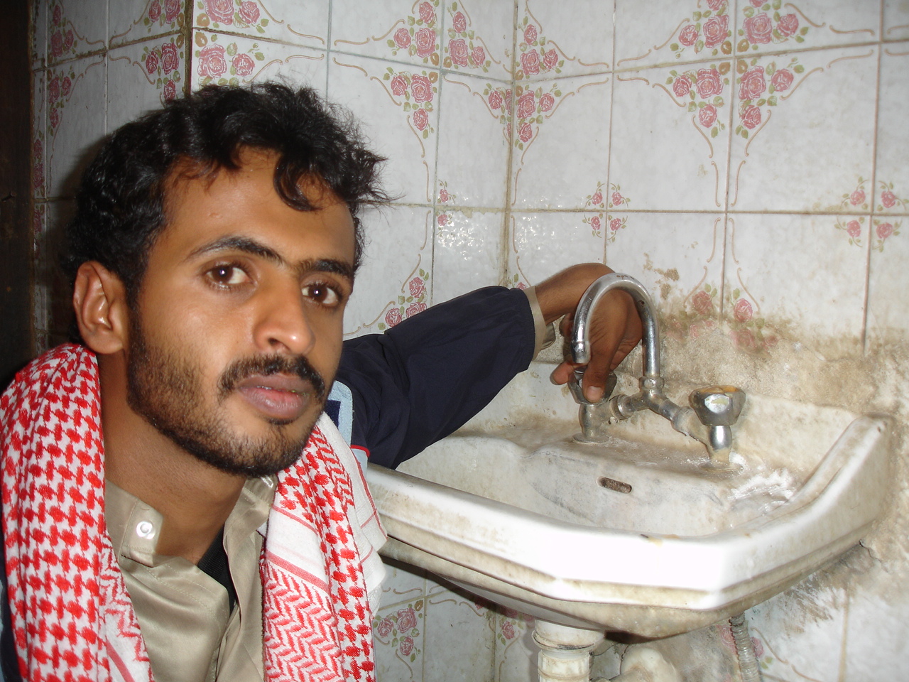 Haider Mohammed Alsady, a 21-year-old university student in Sana'a, says water never comes to his house - a fact forcing him to purchase water from the outside. Only 15 to 25 percent of residents drink from the city's official water network, relying inste
