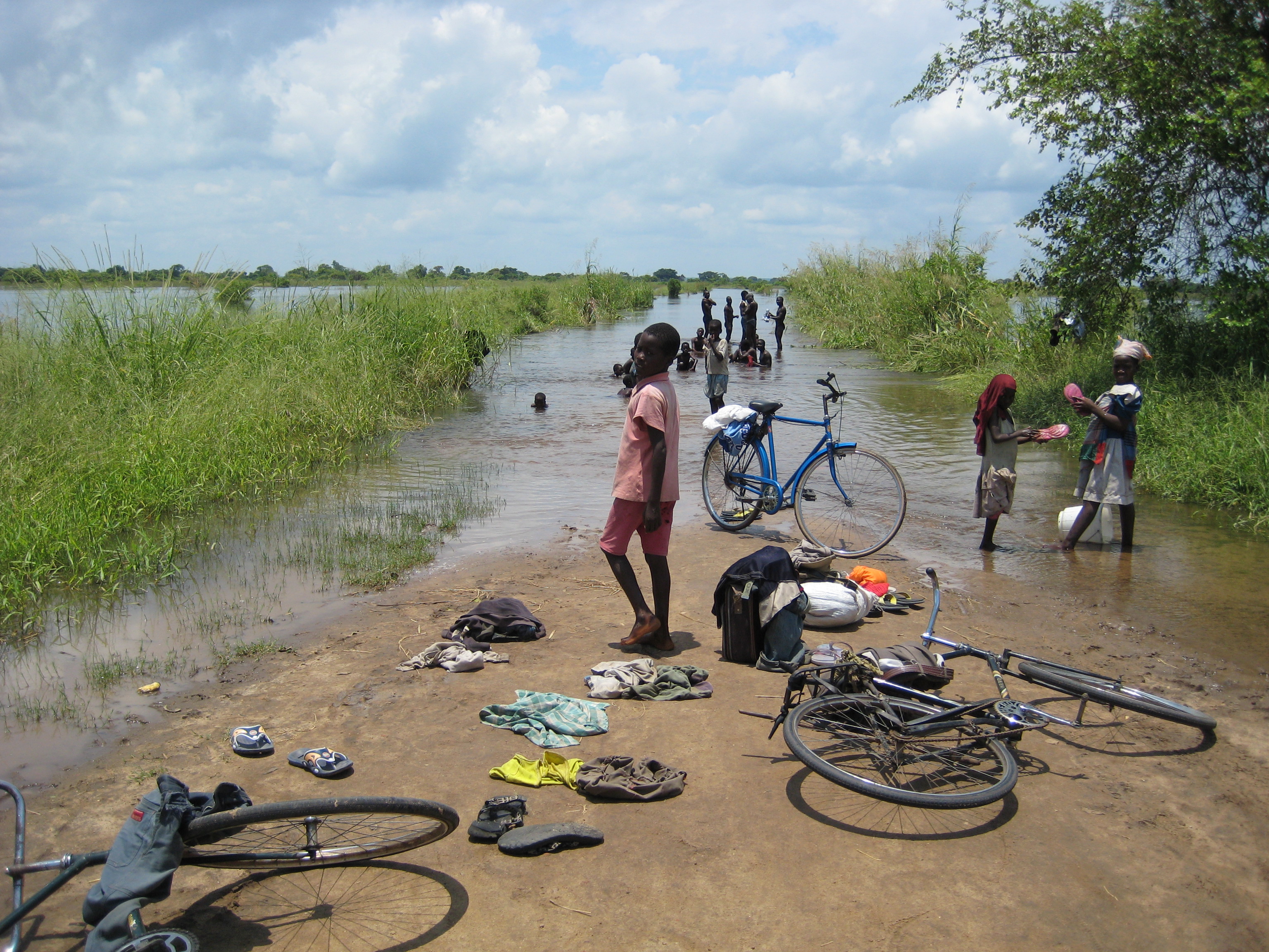 Children bathe at the edge of a flooded road in the town of Mopeia, Zambezia province.