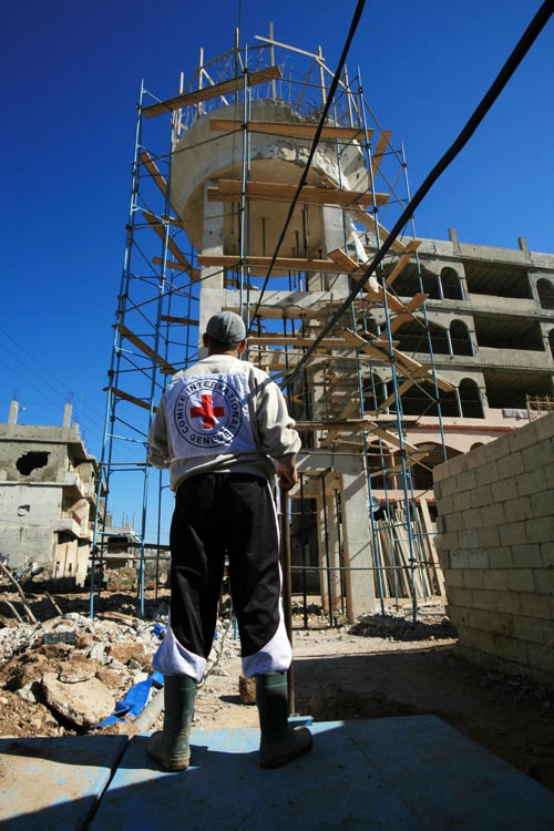 Members of the ICRC water project repaired one of Nahr al-Bared’s three reservoirs and laid down 2,700 new sections of pipes in the new camp