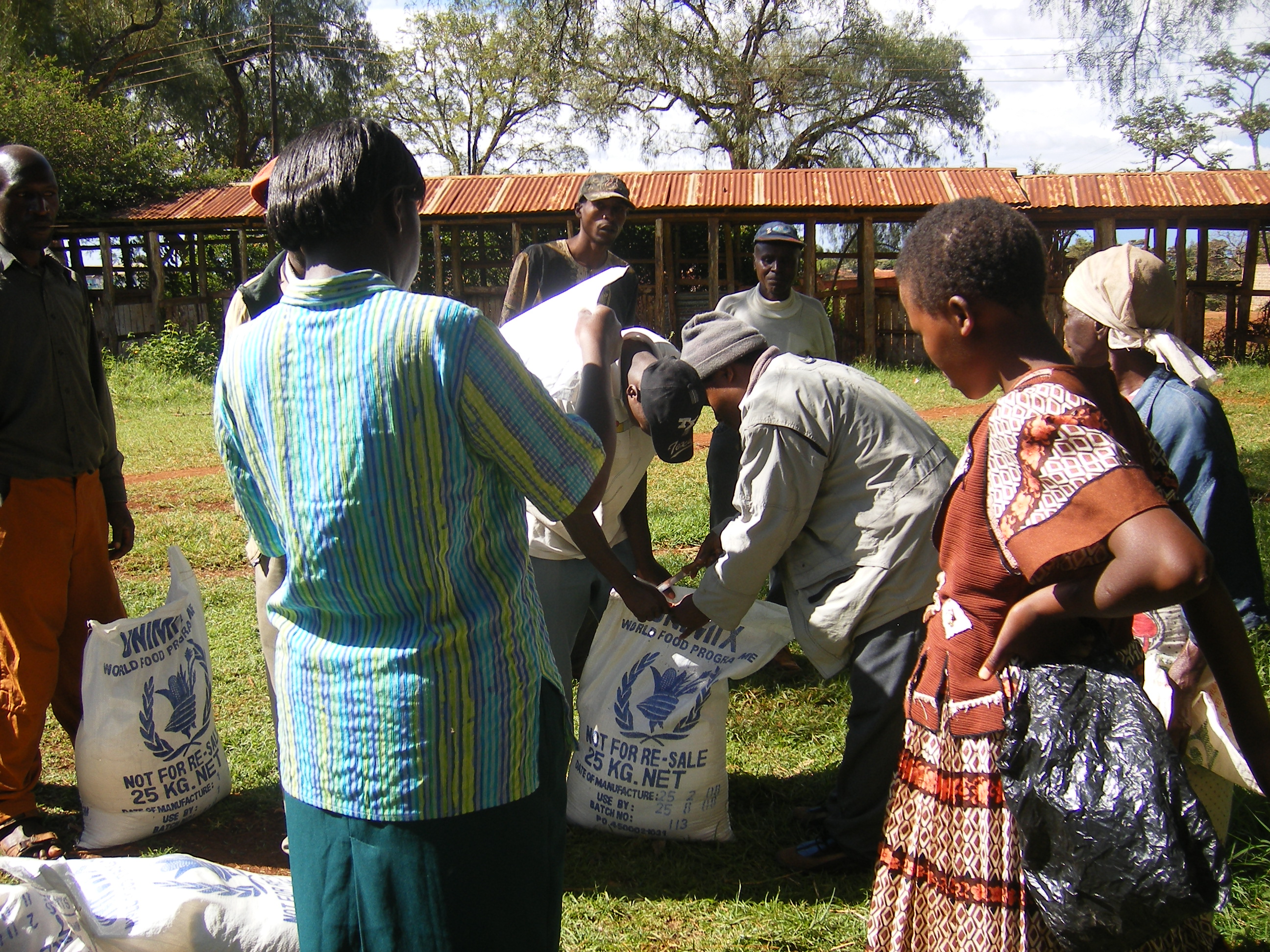 Ruring'u IDPs share a food donation at the camp.