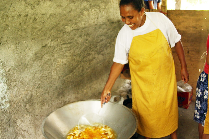 Natercia Da Costa is one of many Timorese women who have now become small business entrepreneurs with the help of the ILO, UNDP and local Timor-Leste NGOs. The extra income she makes frying and selling vegetable and fruit chips helps her put her children