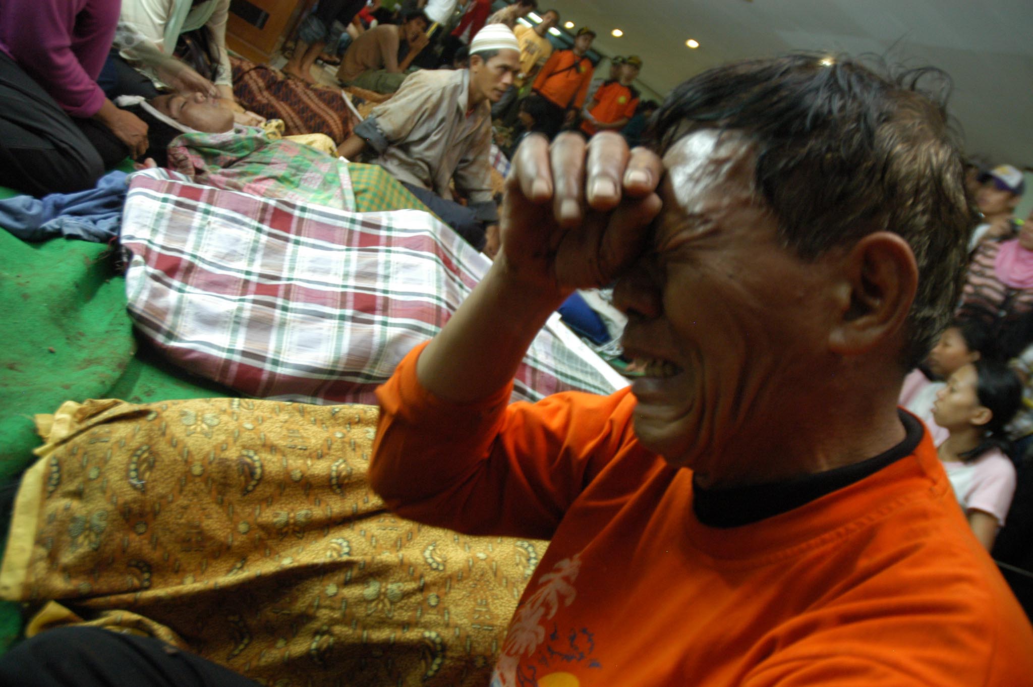 At least 50 people were killed and scores more were injured when a dam burst outside Jakarta on 27 March 2009, impacting at least 2,000 people in the industrial town of Cirendeu in Tangerang, Baten Province. At least 400 homes were affected.