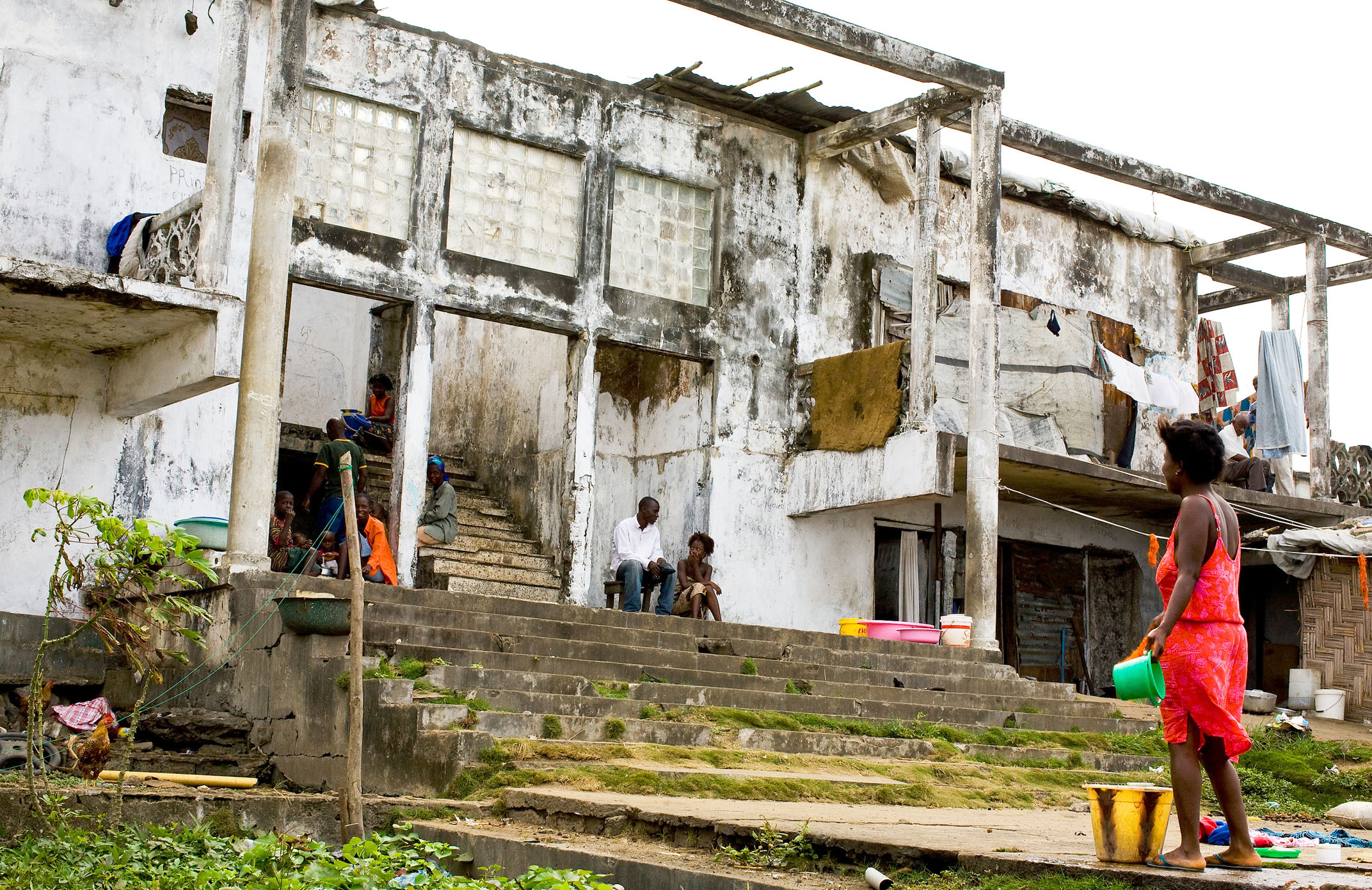 About 40 families live in this dilapidated building, with no access to clean water, sanitation facilities or electricity. They go to the toilet on the beach