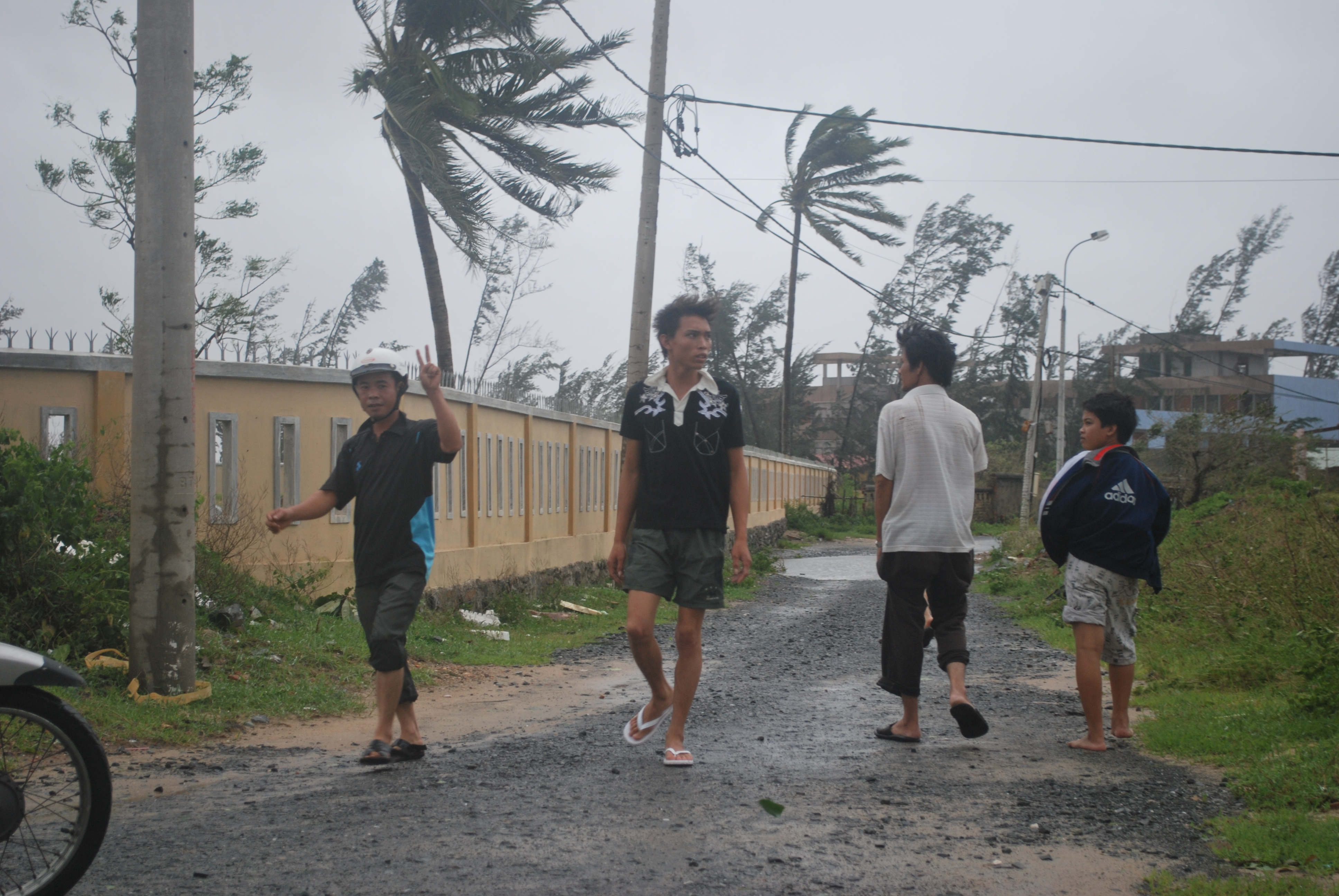 Typhoon Ketsana hit central Vietnam on 29 September with winds of 167 kilometers (104 miles) per hour, killing at least 34 people in the country after leaving more than 240 people dead in the Philippines