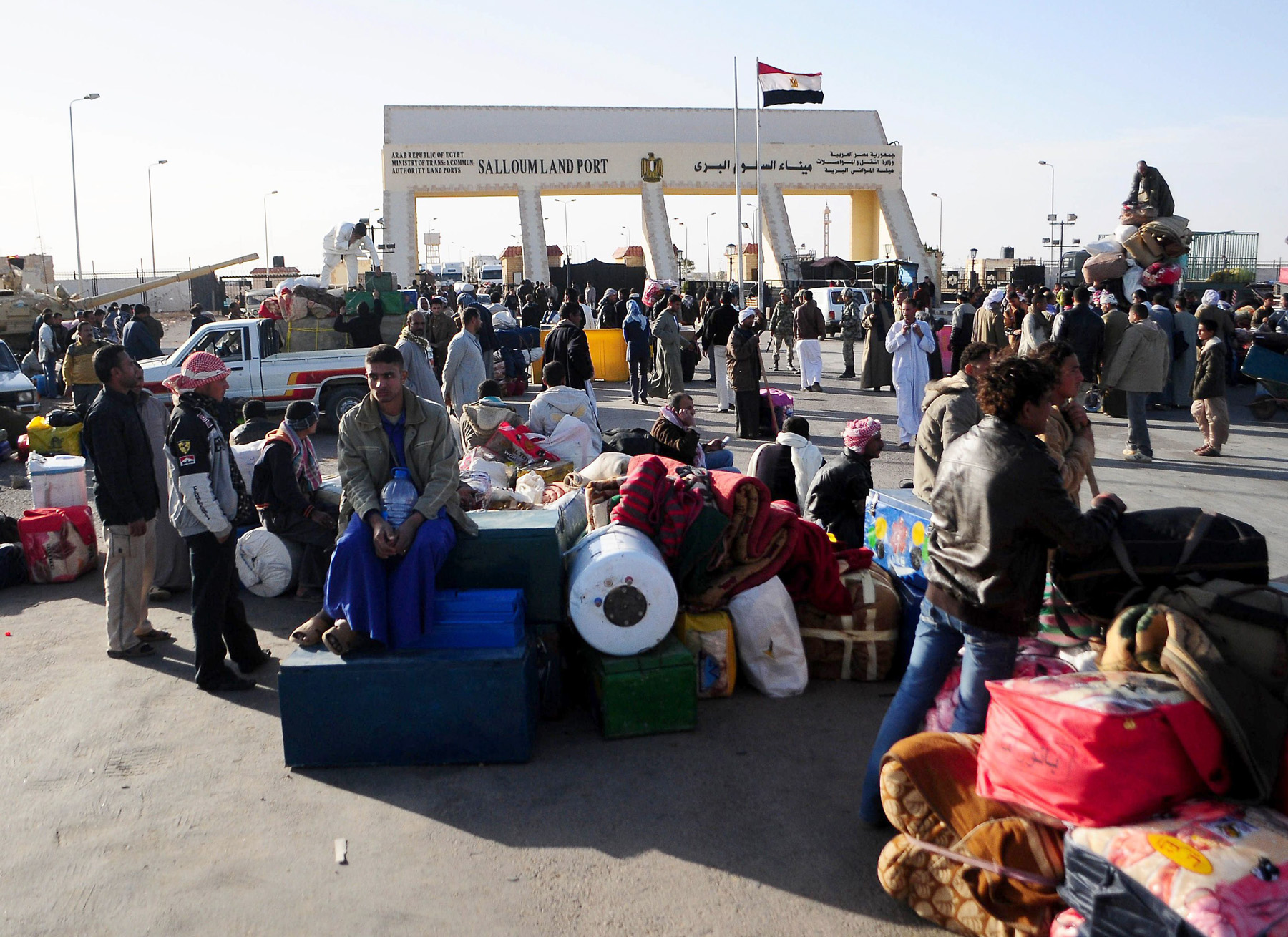 Egyptians and foreigners throng Salloum Land Port, the main border point between Egypt and Libya