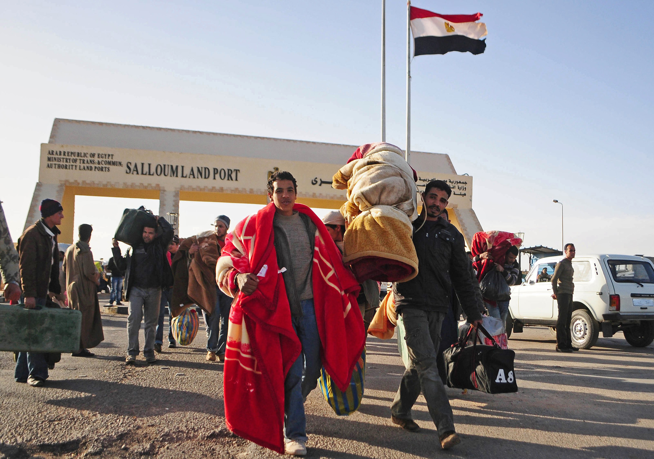 Egyptians and foreigners throng Salloum Land Port, the main border point between Egypt and Libya