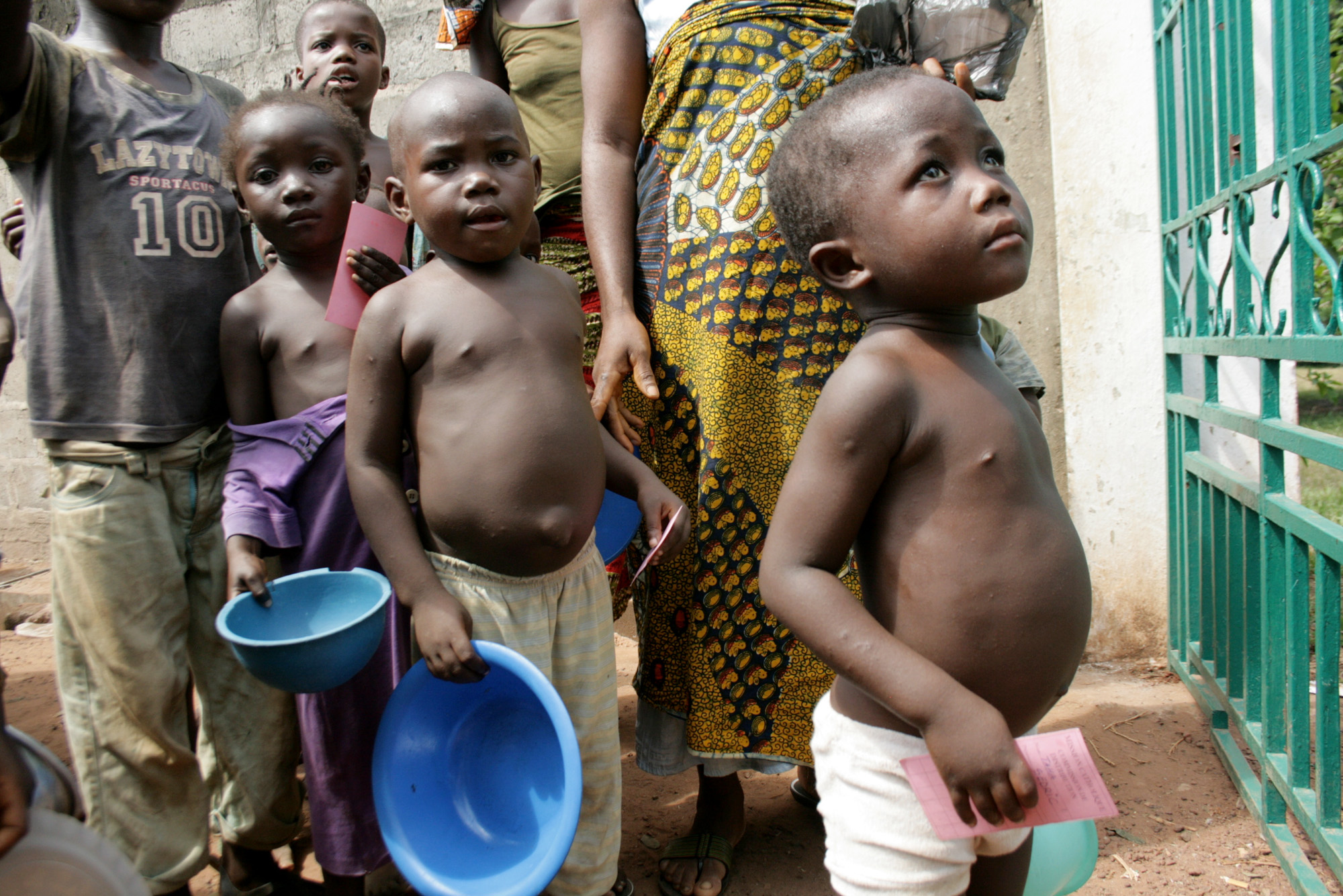 Children in line to receive a hot meal at the Catholic mission in Duékoué, western Côte d’Ivoire, where more than 27,000 displaced people were living as of mid-April 2011
