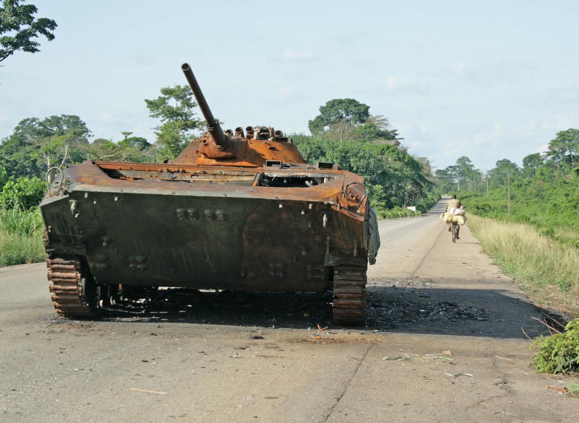 A charred tank on the road between Guiglo and Duékoué, western Côte d’Ivoire after weeks of fighting between pro- and anti-Laurent Gbagbo forces. March 2011