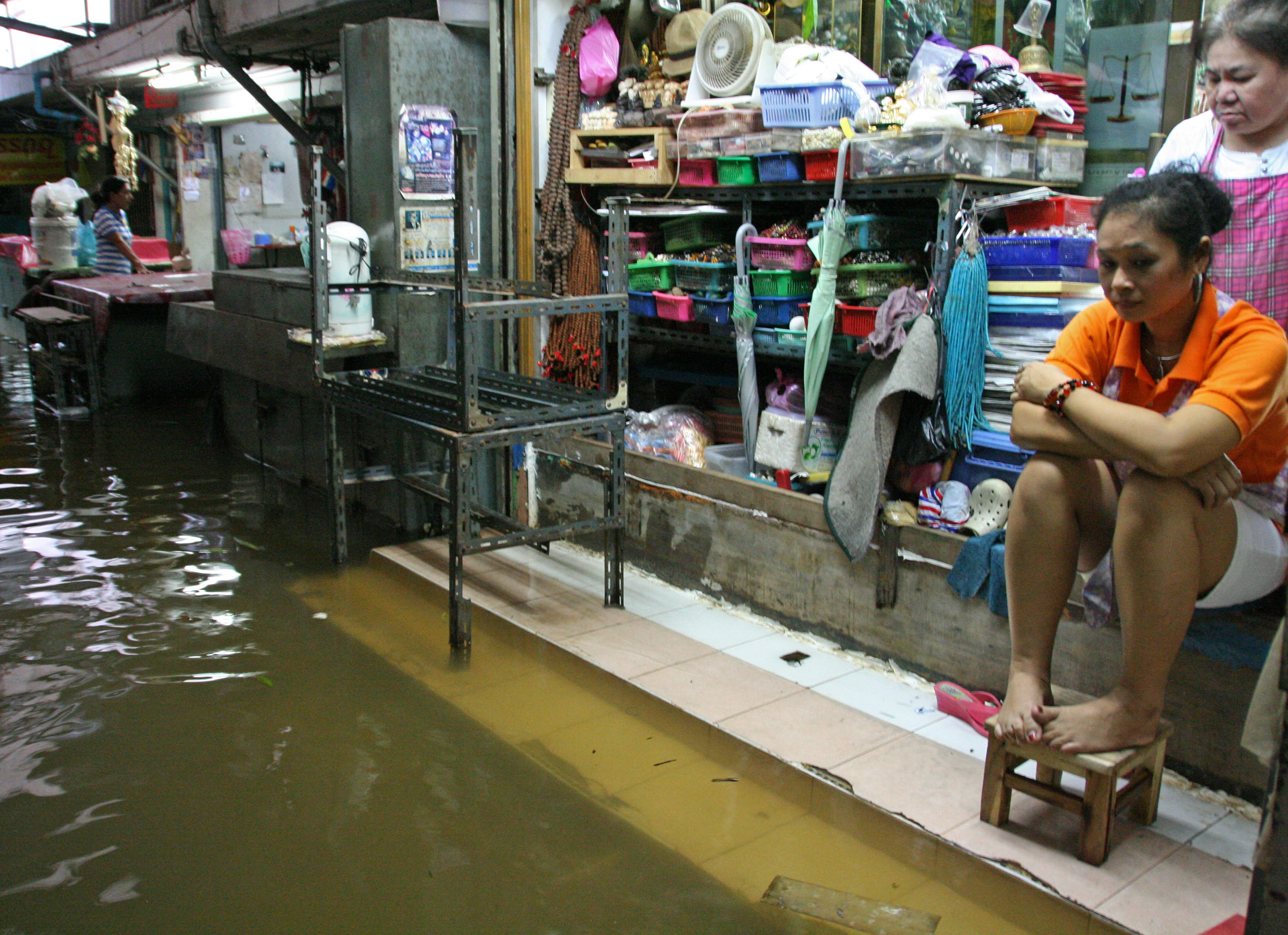 Flooding along Chao Praya river in Bangkok. Residents are sandbagging in anticipation of flooding, which has been anticipated for weeks across the city as flood runoff arrives from the north