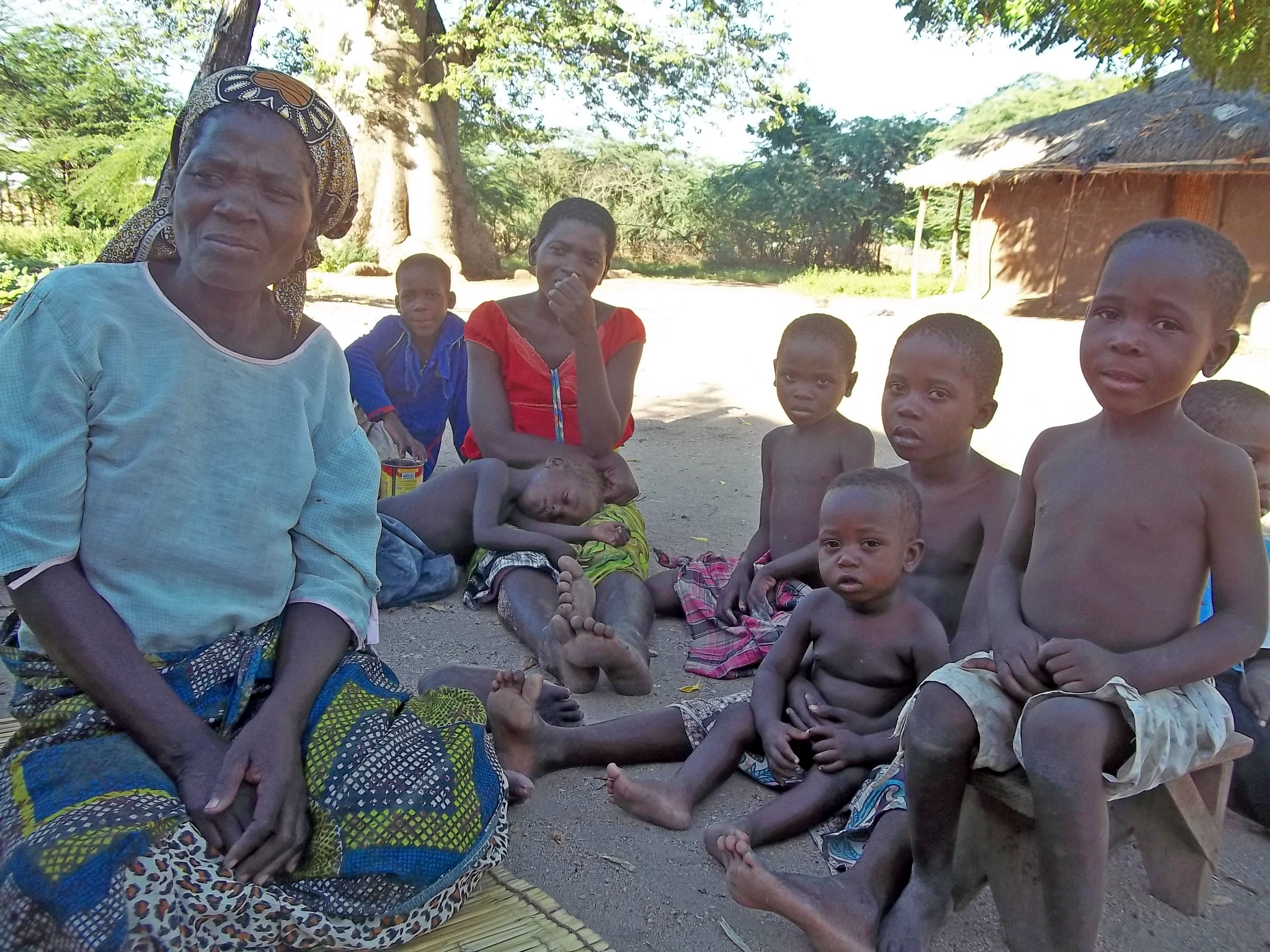 Fales Stesha and her family of 10 from the village of Konzere in southern Malawi’s Chikhwawa district, are surviving on occasional piece work following the failure of their crops. Her grandchildren are listless and sickly from lack of food