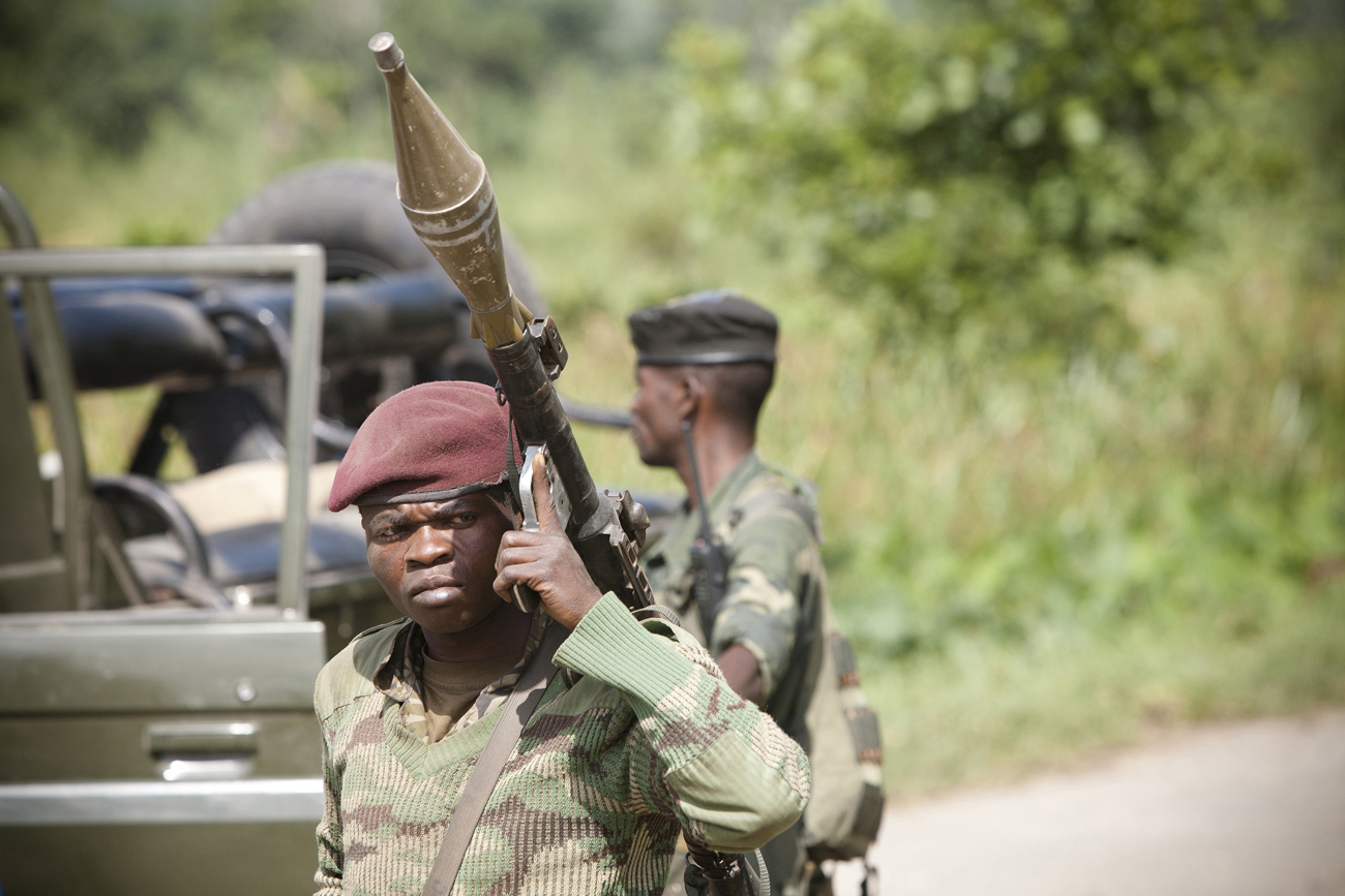 A DRC army soldier stands guard during a military operation to strike rebel positions close to Rutshuru in North Kivu, eastern Democratic Republic of Congo (May 2012)
