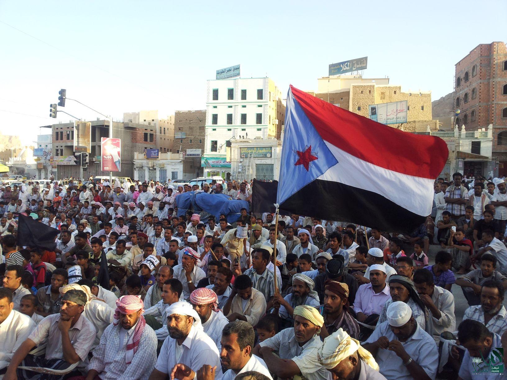 Members of the southern movement (Hirak) raise the separatist flag of South Yemen