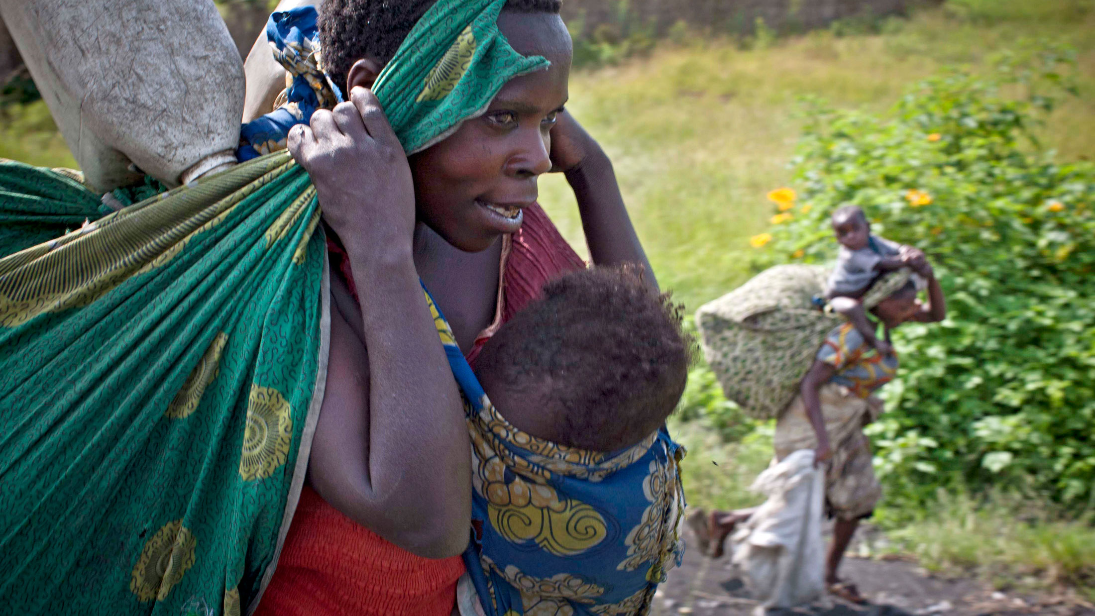 A woman and her family flee ongoing fighting between M23 rebels and Congolese government forces outside Sake, near Goma in the Democratic Republic of Congo (November 2012)