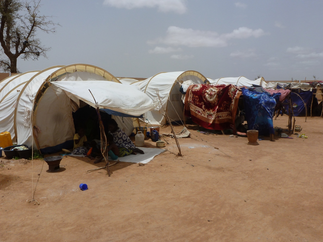 Site outside of Sevare in Mopti region, where IDPs were living following the takeover of the north by Islamist groups in April 2012. Some 5,000 IDPs were living in an abandoned house and some spilled over into these ICRC-provided tents