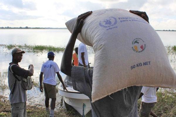 Boats deliver food to Mozambique flood victims