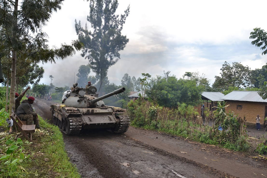 A tank heading towards Mbuzi hill, in Eastern DRC, to fight the M23 rebellion (November 2013)