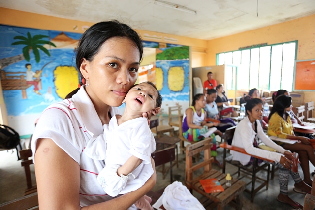 Woman and child after Typhoon Haiyan (Yolanda) in Tacloban