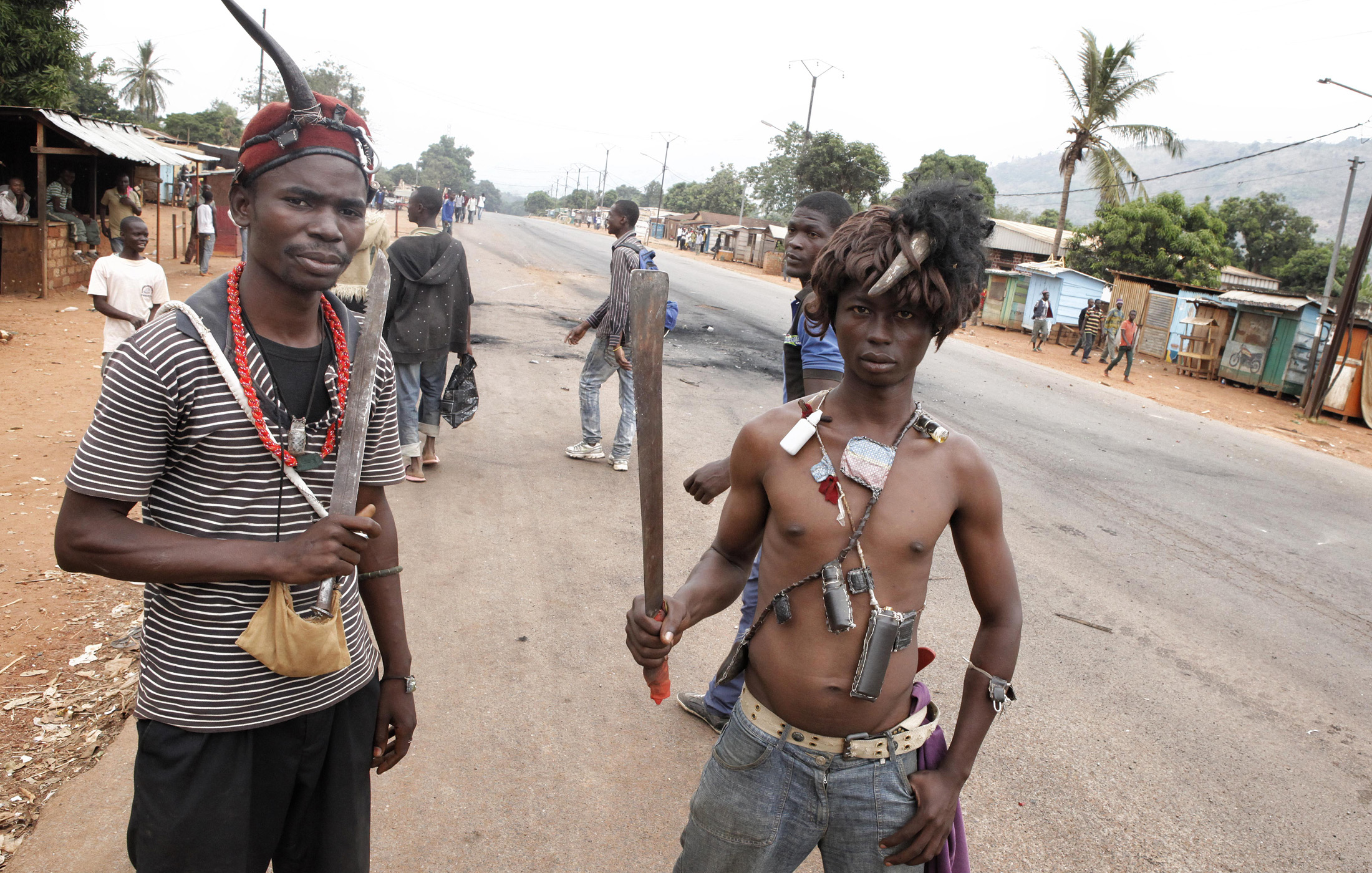 Anti Balaka fighters at Bangui´s estate PK9, waiting to attack Muslim IDPs convoys passing the road