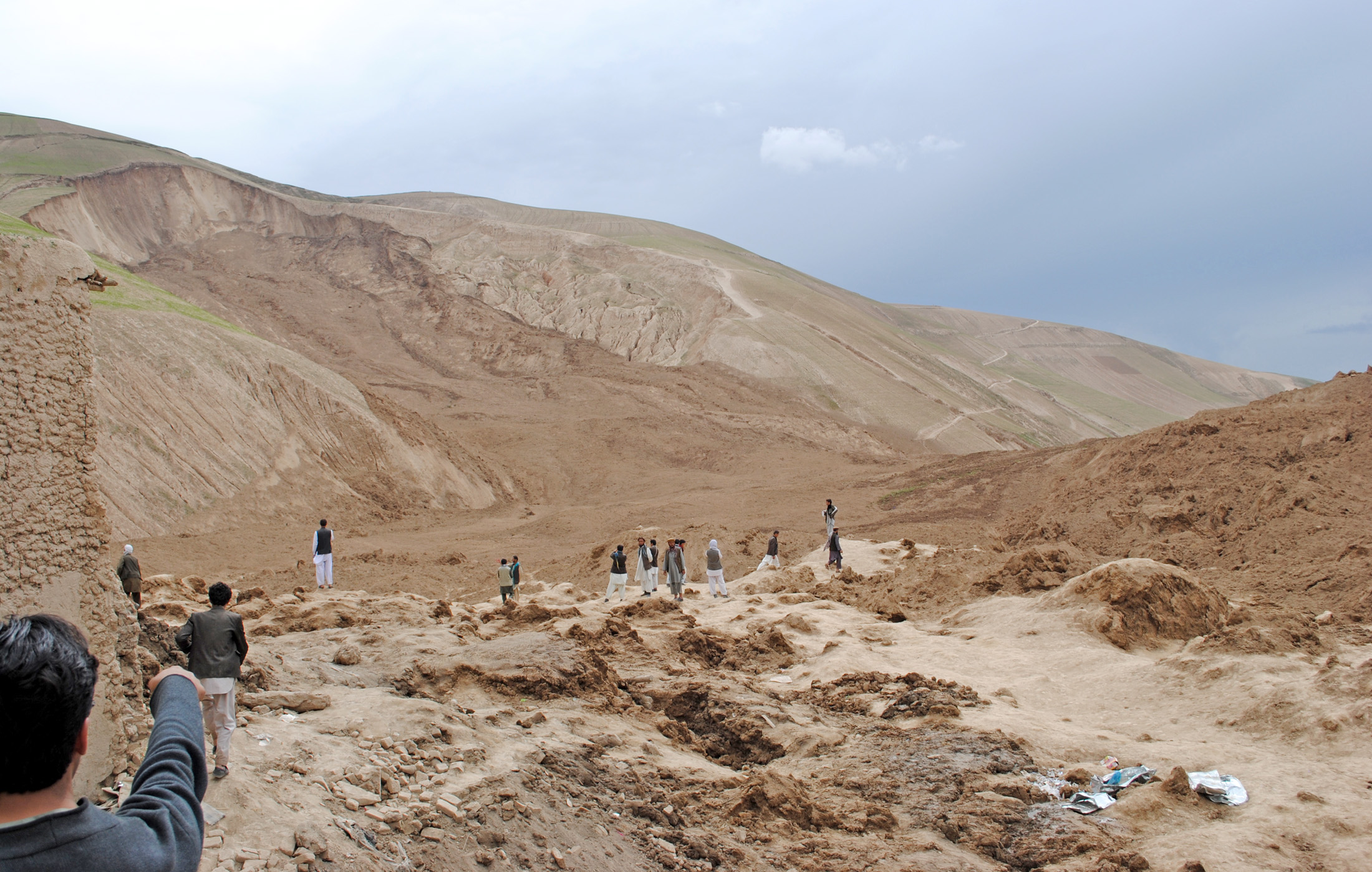 Despite calling off the rescue search, Abi Barik residents still dig for their loved ones who were buried in metres of mud and debris after the mudslide