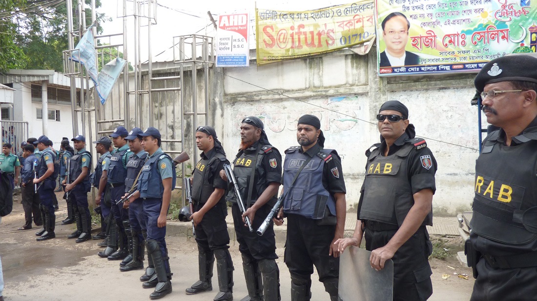 Members of Bangladesh's Rapid Action Battalion (RAB), a controversial police force, await a verdict on a Bangladesh Border Guard mutiny case in Dhaka.