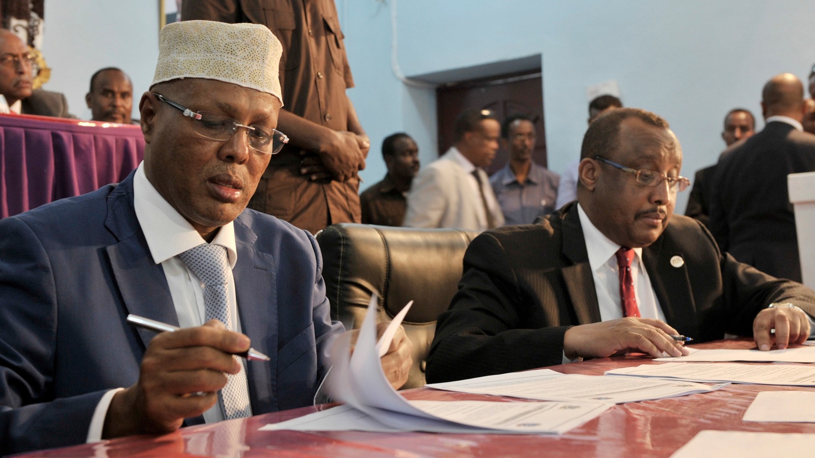 Somalia's Prime minister, Abdiweli Sheikh Ahmed, signs an agreement between the central government of Somalia and Puntland's government in Garowe, Puntland, October 14, 2014.