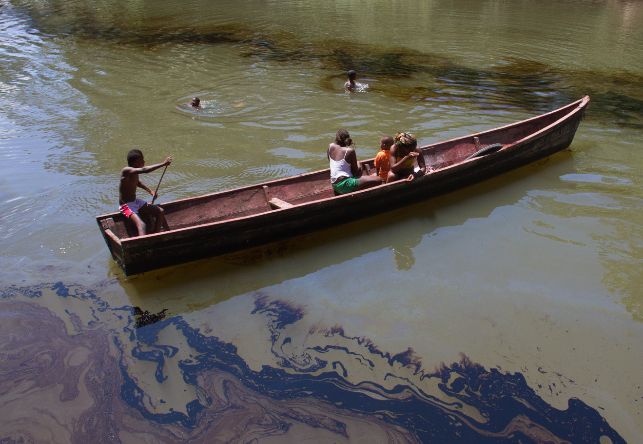 Why peace won’t be enough in Colombia Crude oil pollutes the Caunapí river, in Tumaco, in southwest Colombia, after the FARC guerrilla movement bombed the Trasandino pipeline on 11 June 2015. People depend on the river for their daily hygiene, laundry and food preparation