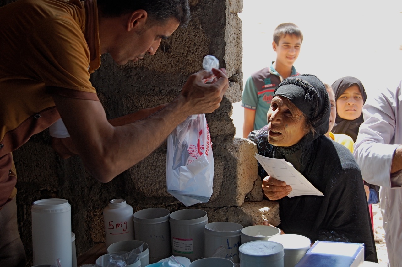 In Sankur village, southern Kirkuk, IDP Garha Mahmoud collects her medication from Elfan, an MSF drugs dispenser.