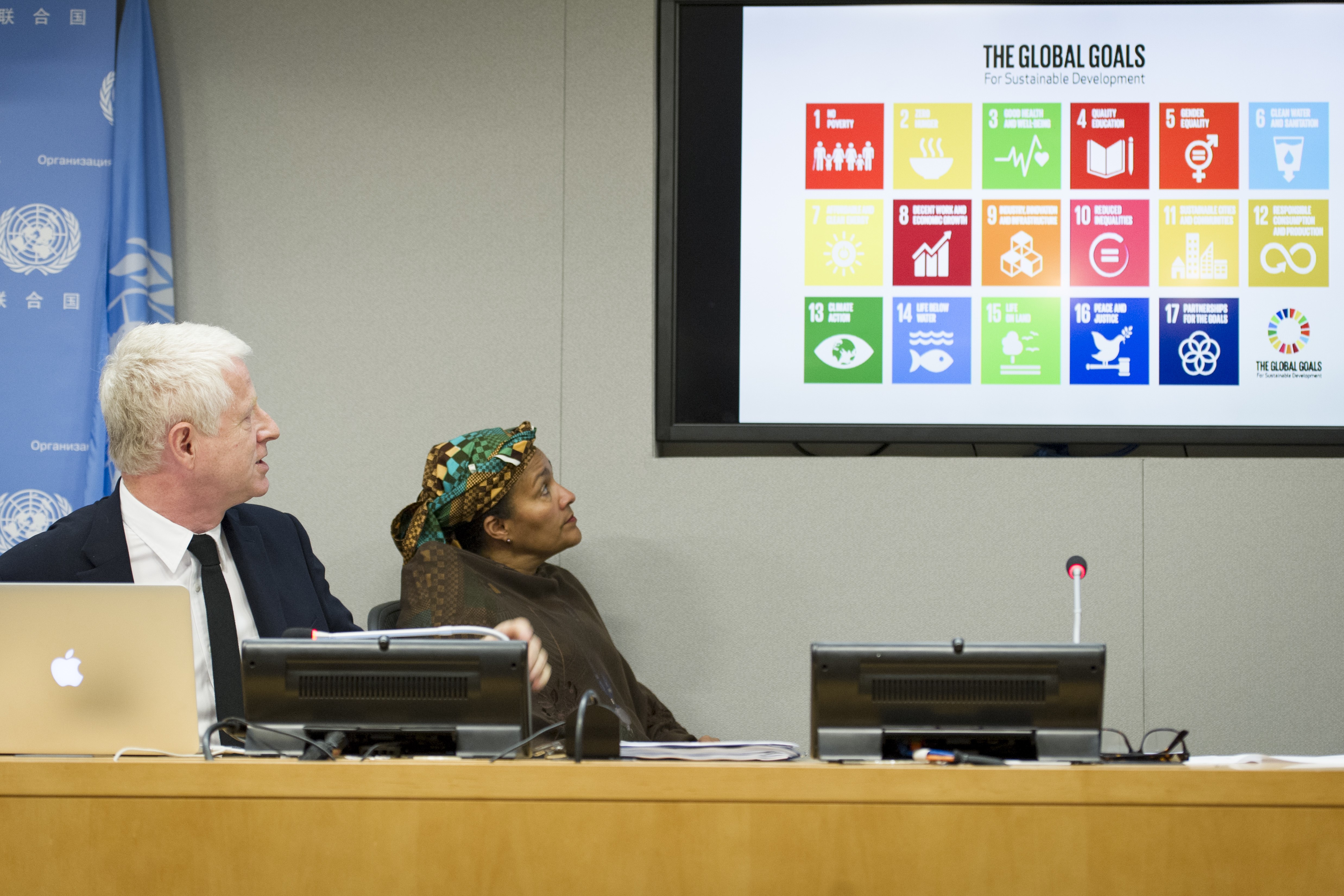 Press Briefing on Global Goals Campaign
Richard Curtis (left), filmmaker and founder of Project Everyone, which aims to share the Sustainable Development Goals with 7 billion people within 7 days of their adoption by the UN Sustainable Development Summit