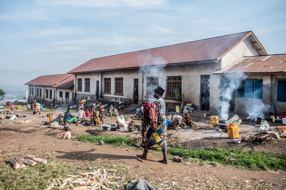 Displaced people from different villages in eastern DRC’s North Kivu province have moved to a primary school in Rutshuru town. Access to water and other basic services is scarce at the site.