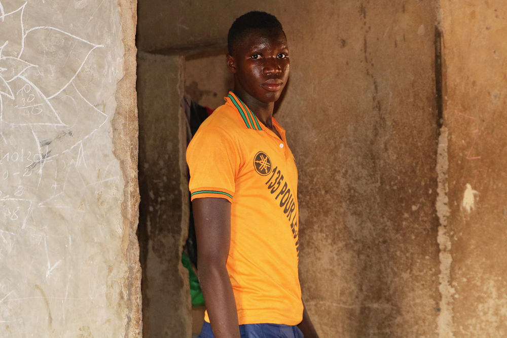 En novembre 2018, Djakaria Kone, 20 ans, a quitté ses parents pour aller étudier dans une ville de la province de Sourou. Il vit maintenant dans une maison avec 54 autres personnes — parmi lesquelles de nombreux enfants non accompagnés — et survit grâce à