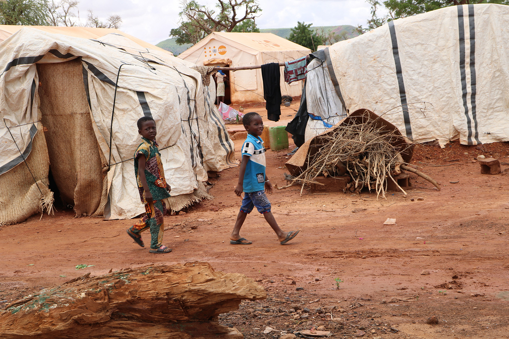des enfants se promènent dans le camp de déplacés dans la ville de Kongoussi, au nord du pays. Les pensionnaires du camp ont déclaré que les volontaires étaient trop faibles pour les aider à retourner dans leurs villages.