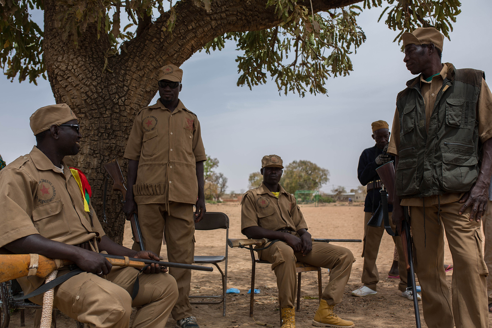 le Koglweogo, l’un des groupes d’autodéfense en forte croissance au Burkina Faso, a été déployée pour gérer la foule lors d’un rassemblement communautaire dans la ville de Ziniaré en mars 2019.