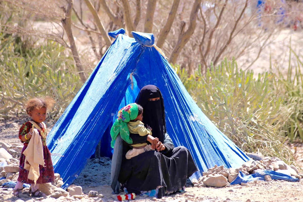 A mother and her children displaced in Yemen
