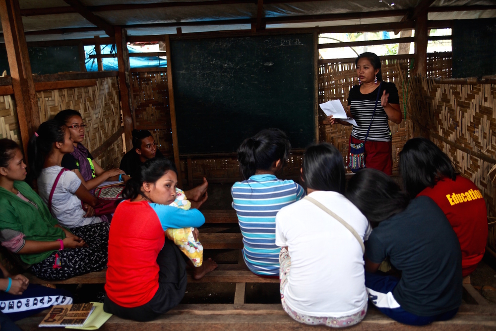 Displaced indigenous people in a makeshift classroom
