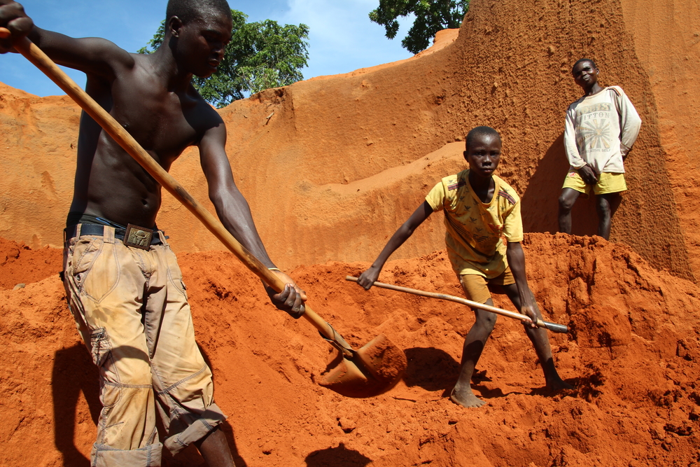 A young boy mines for diamonds in CAR