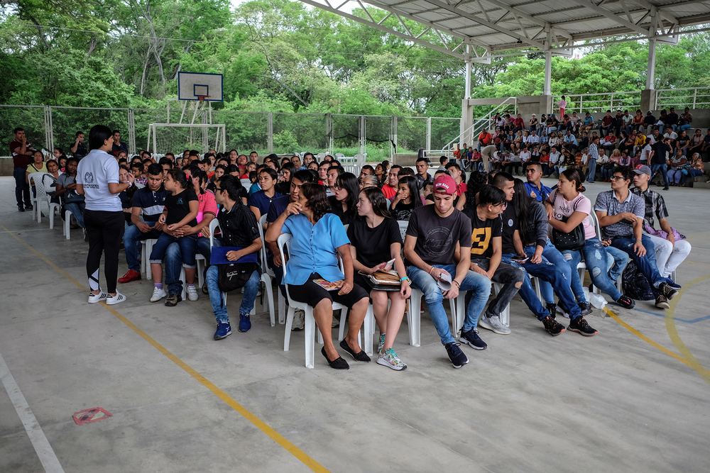 Hundreds of people waiting at Prados del Este registration office in Cúcuta.