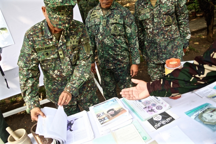 Philippines soldiers with IS material
