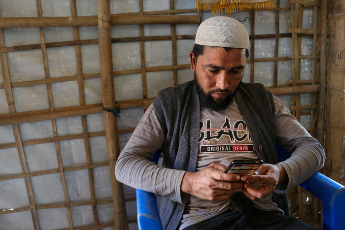 Image of Mohammed Rafique attempting to make a call on his phone