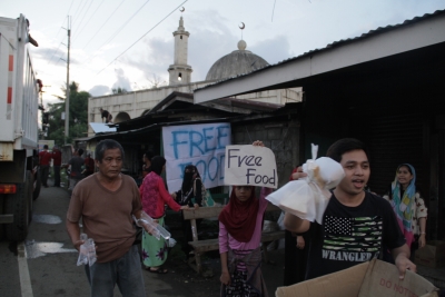 Residents of towns near Marawi offered food to residents fleeing the city