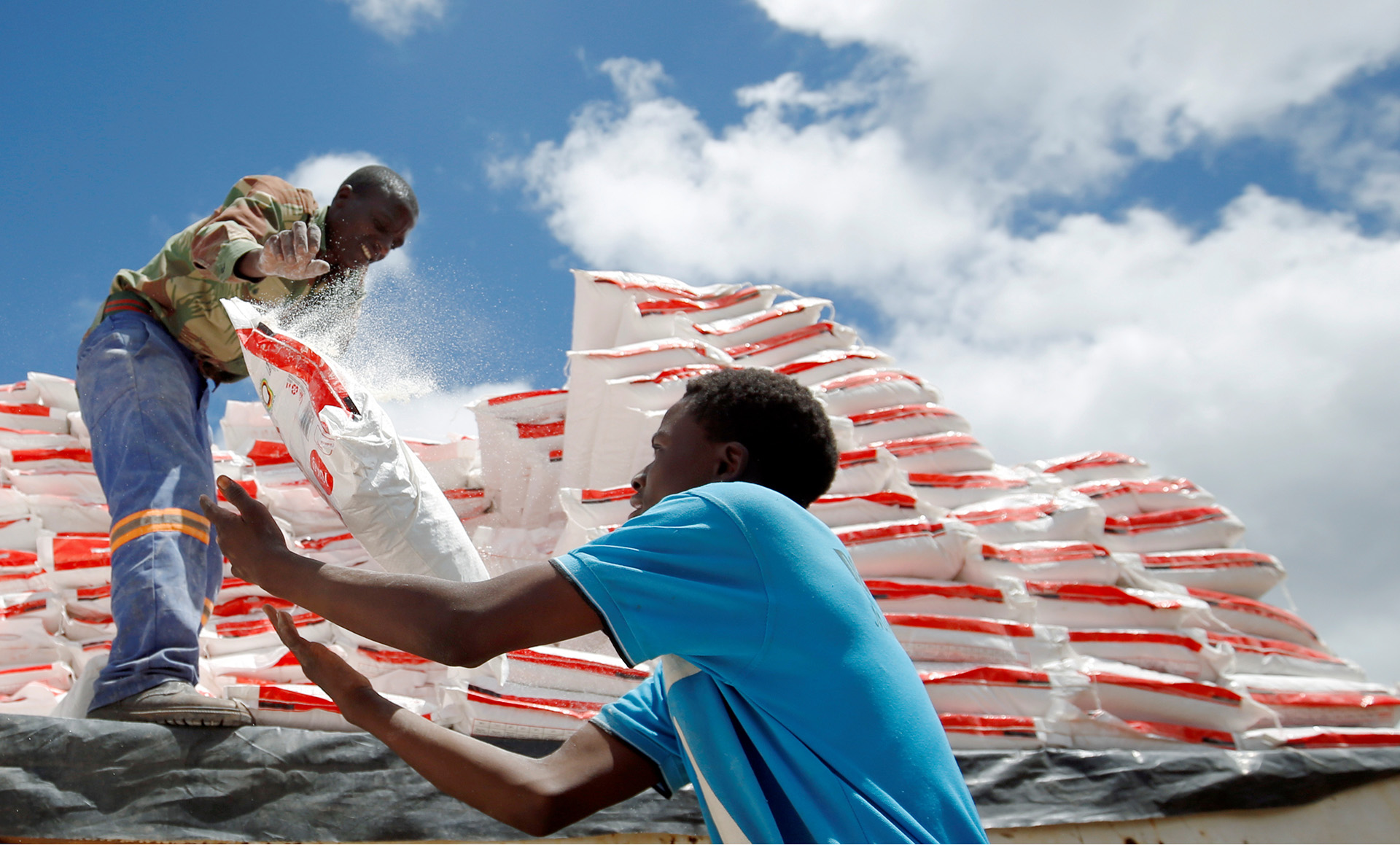 Aid workers offload maize meal for victims of Cyclone Idai in Chipinge, Zimbabwe, 24 March 2019.