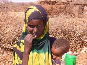 [Somalia] Adey Mohamed Nur, who abandoned her village with her two children, as a result of drought in Bakool region. [Date picture taken: 01/28/2006]