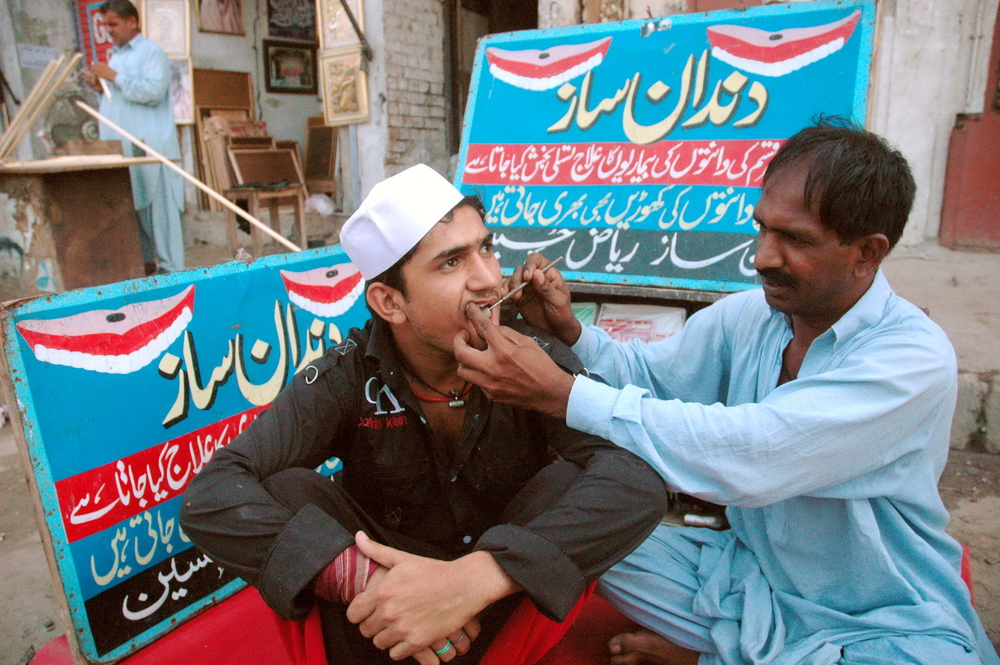 The New Humanitarian | Roadside dentists pose HIV, hepatitis threat