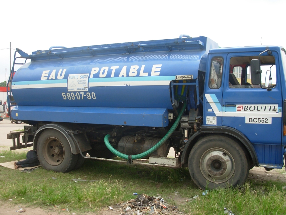 Many Brazzaville depend on trucks for clean water.
