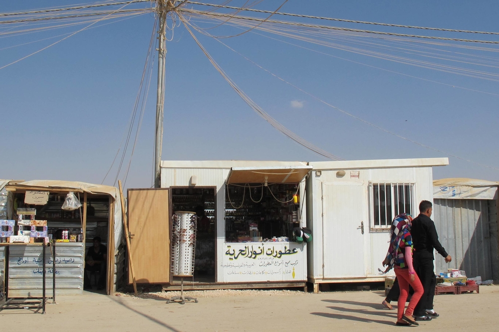 Disparités économiques dans le camp jordanien de Za’atari A Syrian refugee in Jordan's Za'atari camp turns his caravan into a shop selling perfumes. A market economy has sprung up in Za'atari camp, now home to some 120,000 Syrians