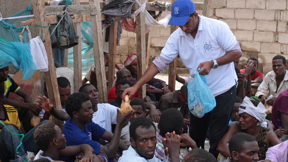 Les réfugiés somaliens dans l’incertitude au Yémen Food is distributed by IOM to Ethiopian migrants staying in a half-finished mosque in Aden, southern Yemen (September 2013)