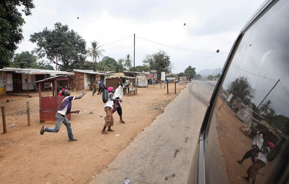 Who are the anti-balaka of CAR? Youth at Bangui´s estate PK9, throwing stones at a convoy of Chadian IDPs trying to flee the country