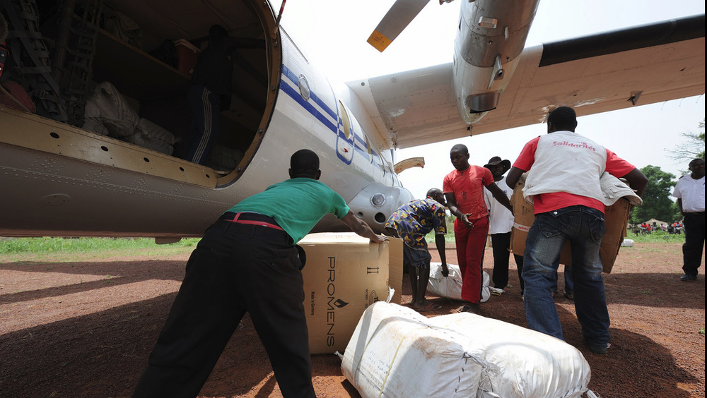 Humanitarian aid being unloaded. UNICEF and Solidarités flew in twenty five tons of tarpaulins, water containers and blankets into Doruma, DRC, March 13 2009.